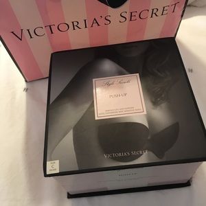 Victoria’s Secrets strapless/backless push up bra